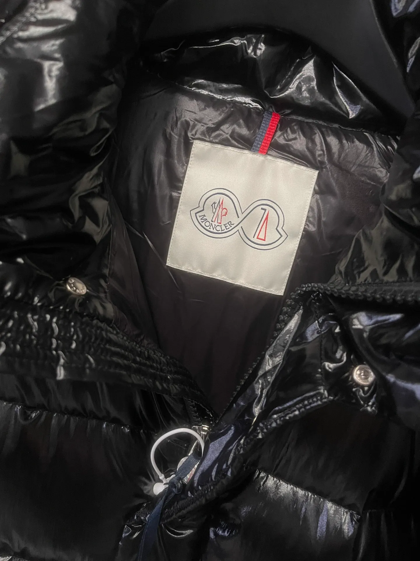 P390 Moncler/ 2026 70 、 。 DNA ， ， 。 Classic ， 、 。 Classic 70 。 Quality， 90 ，Premium Quality ， ，Black ！ Sizes M-3XL